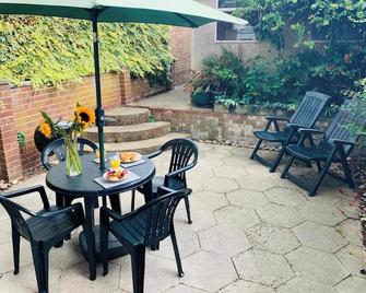 Spacious 3 Bedroom Home with Garden in Farnham - Farnham - Hàng hiên