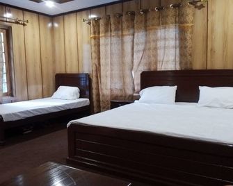 Mountain view with big garden and beautiful view of apricots cherry, treesand . - Skārdu - Bedroom