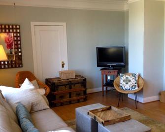 Peaceful spacious 2 BR suite 2 blocks to ocean 3 min. drive to downtown Victoria - Victoria - Living room