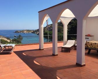 Top floor in a stunning villa on the sea with panoramic terrace and tennis court - Giglio Castello - Balcone