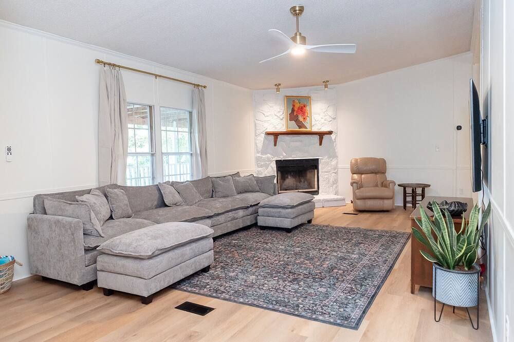 Secluded downtown cozy cabin feel w/ waterfront view of the Edmund Pettus Bridge - Selma - Salon
