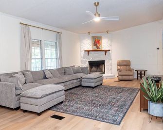 Secluded downtown cozy cabin feel w/ waterfront view of the Edmund Pettus Bridge - Selma - Obývací pokoj