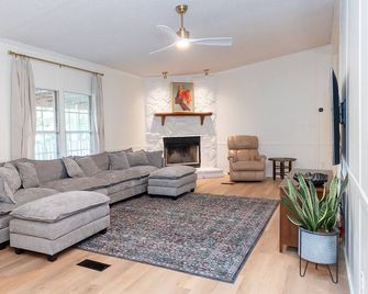 Secluded downtown cozy cabin feel w/ waterfront view of the Edmund Pettus Bridge - Selma - Salon