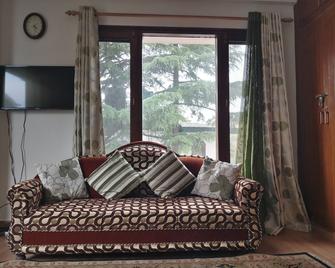 3 Bhk, Luxurious Homestay Apartment With Secure Parking - Mashobra - Living room