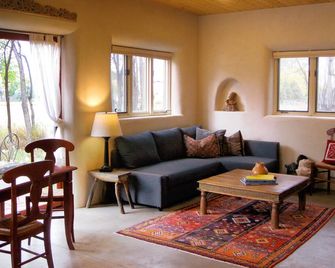 Casa Maravilla- Spacious and comfortable - & 5 min to the Plaza - Taos - Living room