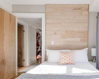 Explore Asheville at a Bright Pad with Pops of Rich Red King/Double 2 BD/1BA - Asheville - Habitación