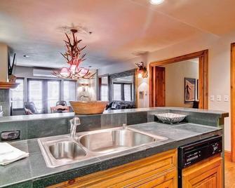 Market Square 201 - 1 Bedroom plus Den Residence - Beaver Creek - Kitchen