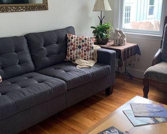 Cozy, Quiet and Convenient - Portland - Living room