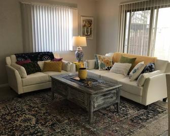 Close to Downtown. 5 min to Airport. Large 1 Bedroom private condo - West Valley City - Living room