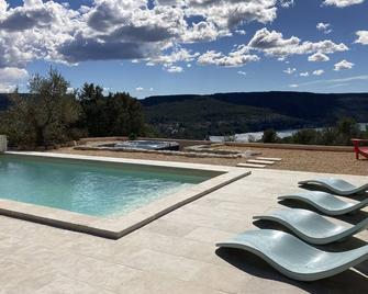 \'cap Esparron\' Belle Villa 4 Étoiles Splendide vue lac et Piscine - Esparron-de-Verdon - Piscine