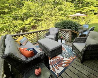 NRG, Peaceful cabin on 4 acres! 7 min to the bridge & 15 min to Hawks Nest Park - Fayetteville - Balcone