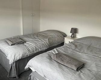 Sleeps6-wifi-parking-ideal for Tradesmen-garden - Airdrie - Bedroom