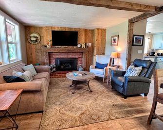 Couples 1 Bedroom Cabin, Hot Tub, Fire-Pit, Pets On 40 Acres! - Mariposa - Living room