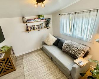 Pet Friendly Suite with Fenced Garden, HotTub, Sauna - Denver - Living room