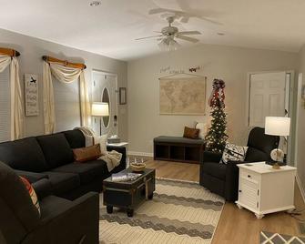 The Landing Zone.\n Comfortable and cozy three bedroom with two car garage. - East Moline - Living room