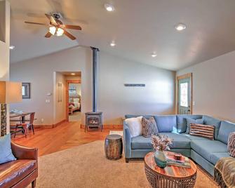 Mary Ann's Mountain Maison- enjoy nat'l parks; grill out; garage - Victor - Living room