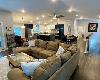 6,000 Sq.Ft. 18 Guests, 7-Bed, 6-Bath, Pool, Spa, Outdoor Kitchen, Garden, Wifi. - Cape May Court House - Huiskamer