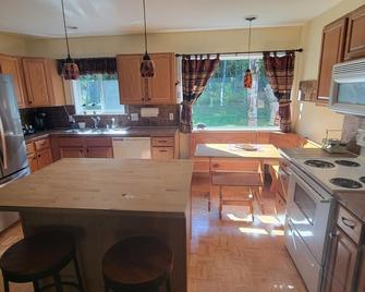 Enjoy your stay at the Grizzly Inn in the quaint community of Willow Alaska! - Willow - Cocina