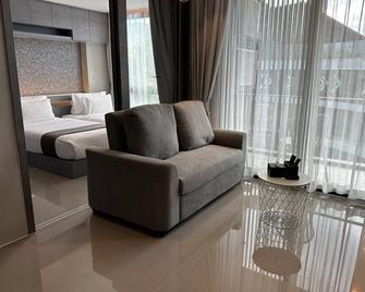 Relaxing Condo in Kamala Beach, 10 minutes walking from Kamala beach. - Kamala - Wohnzimmer