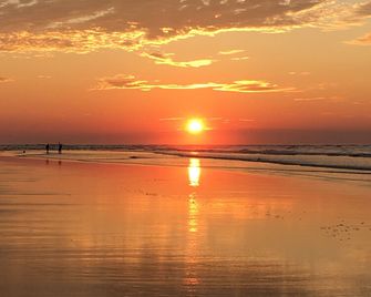 The Dock House - Calabash - Beach