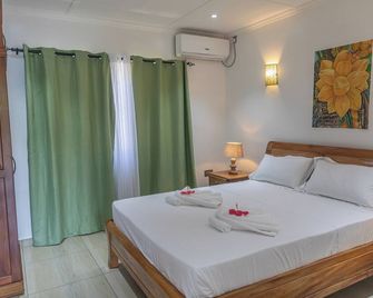 Yvon's Tropical Villa - Grand Anse Village - Schlafzimmer
