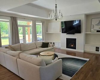 4 bdrm home in family friendly neighbourhood - Powell River - Obývací pokoj