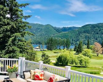 Lake front holiday! On beautiful Lake Whatcom! The BEST view inside the valley. - Bellingham - Balcony