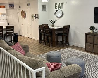 Red Hen Rental - 2 Bed With 1 Full Bath 1 Half Bath Full Kitchen - Cedar City - Living room