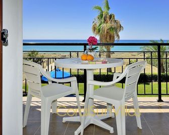 Direct To The Sandy Beach (30m), Impressive Villa, Privacy, Villas For Groups - Ayia Marina Khrysokous - Balcón