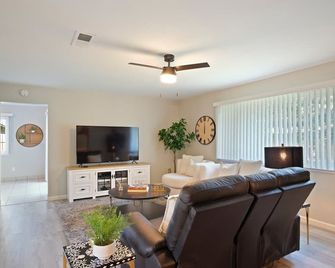 Redwoods Serenity Cottage Modesto - Modesto - Living room