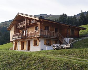Typical Savoyard chalet with view of Mont Blanc - Hauteluce - Bâtiment