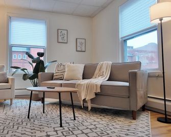 Newly Refreshed 3bd Spacious Unit Minutes from 290 - Worcester - Living room