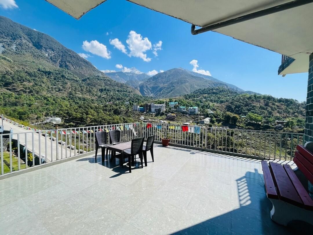 Hotel Devdar Resort - דרמאסאלה - מרפסת