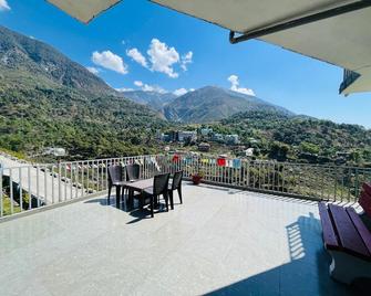 Hotel Devdar Resort - דרמאסאלה - מרפסת