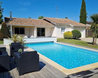 Heated swimming pool 4-star tourist accommodation 10mns walk from port Biganos - Biganos - Piscine
