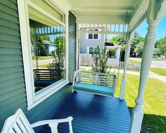 Riverwalk Retreat on Main. Spacious updated Victorian Home in the heart of Niles - Niles - Balcony