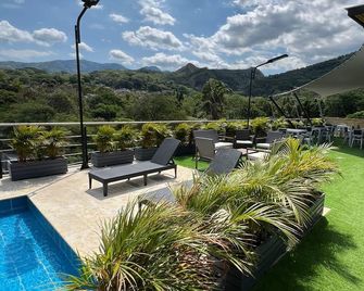 Central Suites by H&R - Villeta - Innenhof