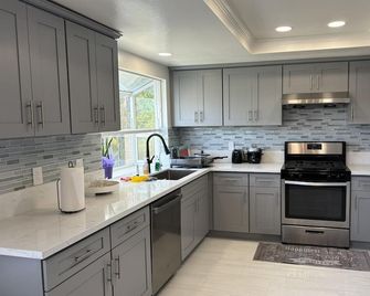 Newly remodeled House in Rowland Heights 4b3b 30 mins to Disneyland - Rowland Heights - Kitchen