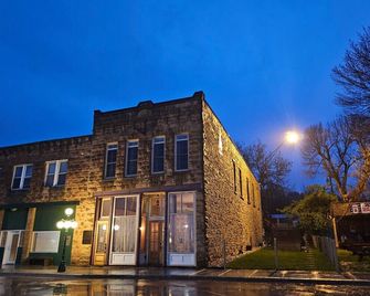 Truly the GOAT! Hot tub, Pet friendly, Walk to bar/restaurant, Quiet, Unique - Whitewood - Edificio