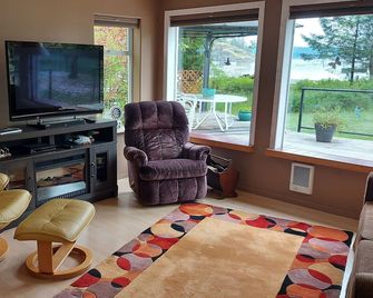 Perfect getaway. Spectacular mountain and ocean view. Steps to the beach. - Heriot Bay - Living room
