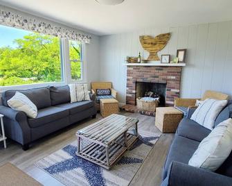 5BD Beach House--Across from Campground Beach, Bay Views, Central A/C & Deck - North Eastham - Living room
