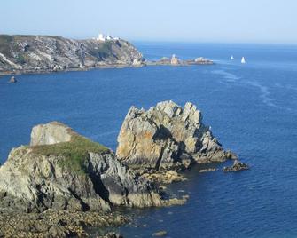 New house, 400 m beach, overlooking menhirs, 6 people, no pets - Camaret-sur-Mer