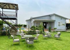 GoBravo Farm-2Bhk Villa with Pool - Greater Noida - Patio