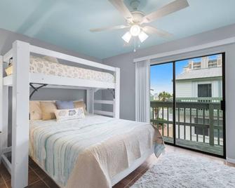 Beach Walk 18 - Newly updated, Just across the street from the Beach! - Gulf Shores - Schlafzimmer