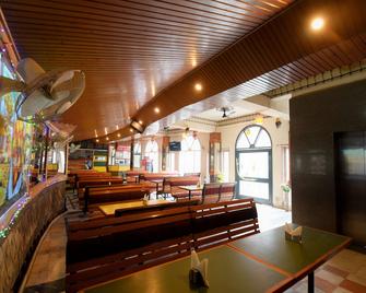 Oyo 17097 Kenwood Resort - Kasauli - Restaurante