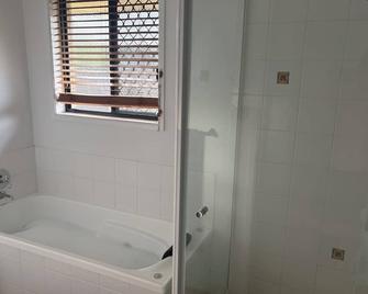 Family retreat in Caboolture big house - Caboolture - Badkamer