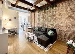 Chic Industrial Home In City Center - Hoboken - Living room