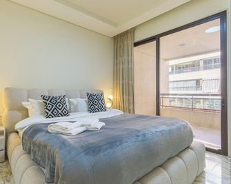 Crest 3-Bedroom Apt & Balcony in Hamra - Beirut