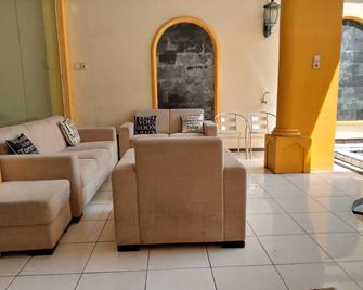 RedDoorz Syariah @ Demasto Homestay Jember - Jember - Living room