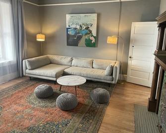 The Lincoln Marfa - Marfa - Living room
